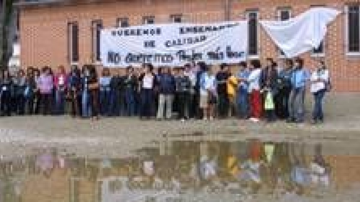 La Asociación de Padres se ha manifestado repetidamente a las puertas del colegio