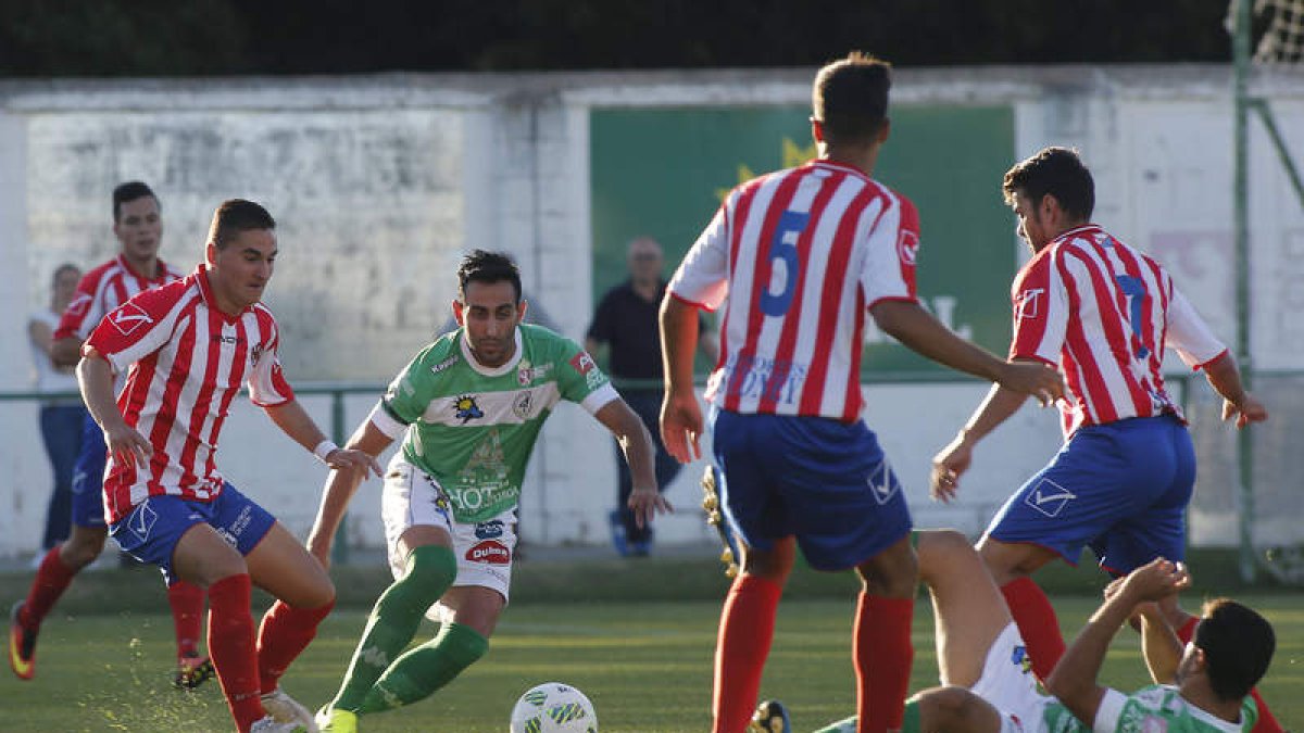 El Atlético Astorga anotó un gol frente al Atlético Bembibre pero no fue suficiente. JESÚS
