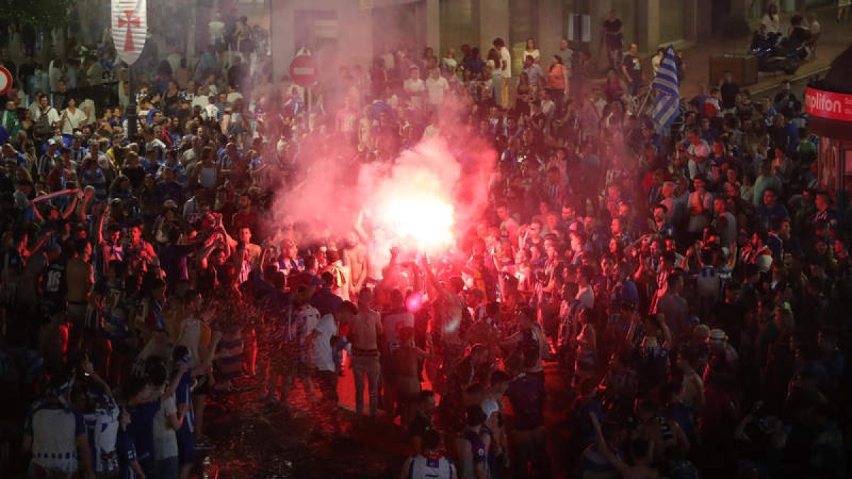 La aficion de la SD Ponferradina concentrada en la Plaza de Lazúrtegui para celebrar el ascenso a Segunda División. L. DE LA MATA/ANA F. BARREDO