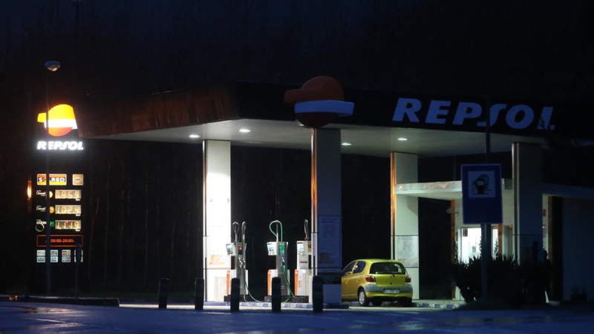 La gasolinera de Páramo del Sil, ubicada en la CL-631, en una imagen de anoche.