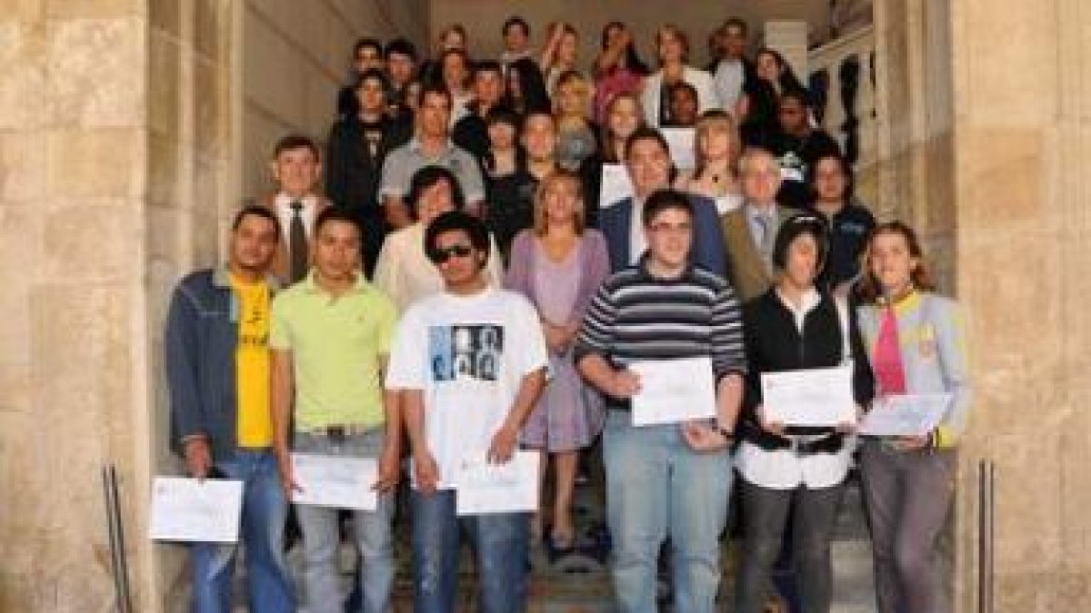 La presidenta con los participantes en los cursos de cualificación.