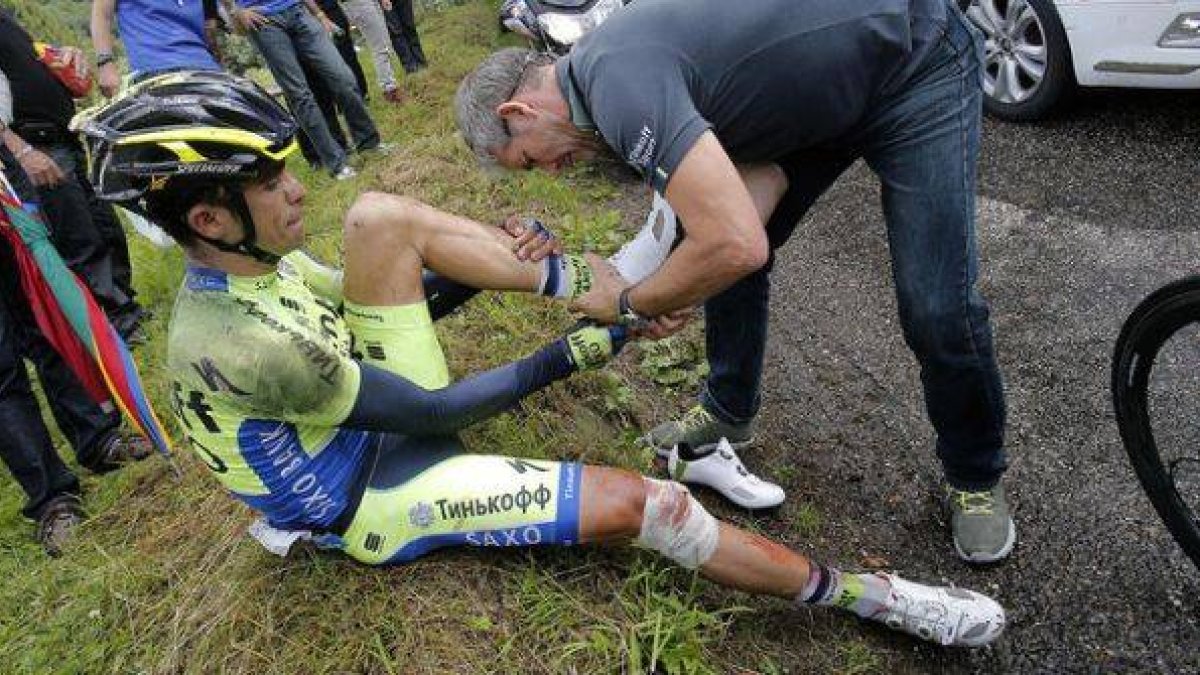 Alberto Contador es atendido por un médico del Tour tras sufrir una caída en la 10ª etapa.