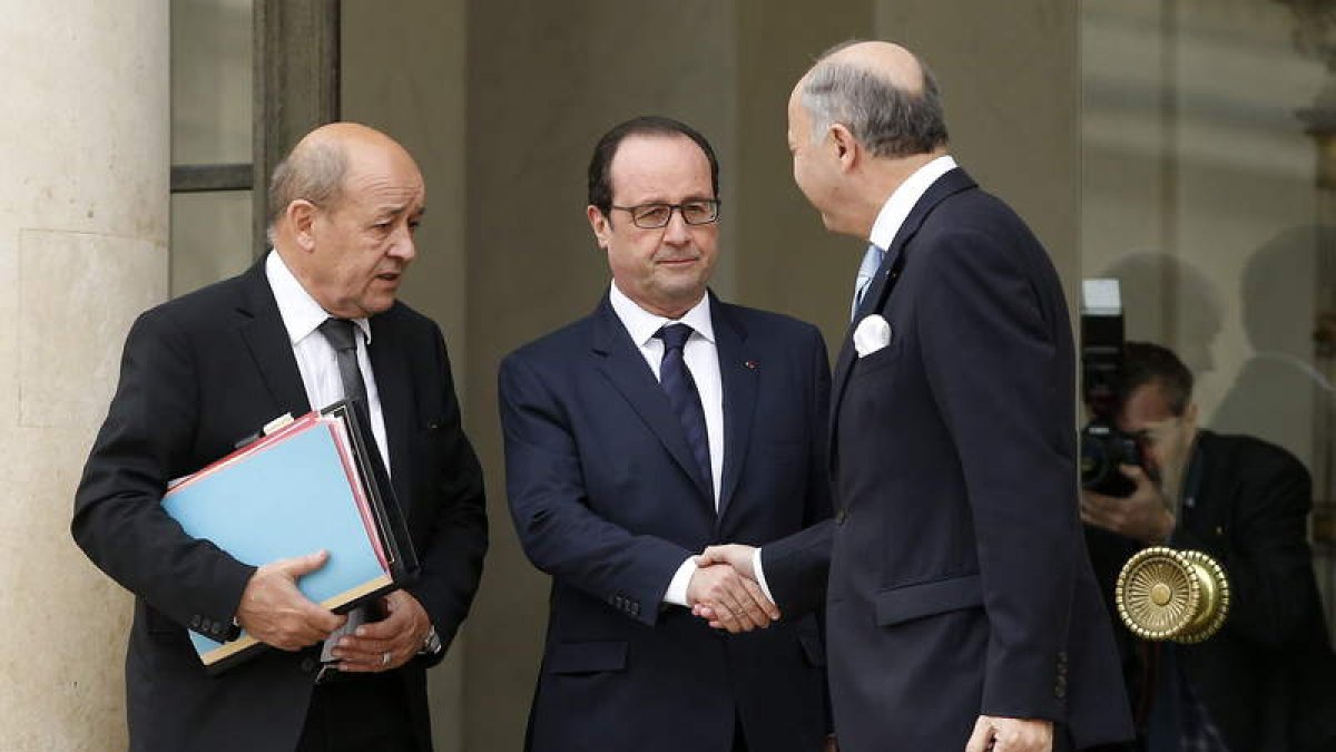 Hollande habla con sus ministros de Defensa y Exteriores, Jean-Yves Le Drian y Laurent Fabius.