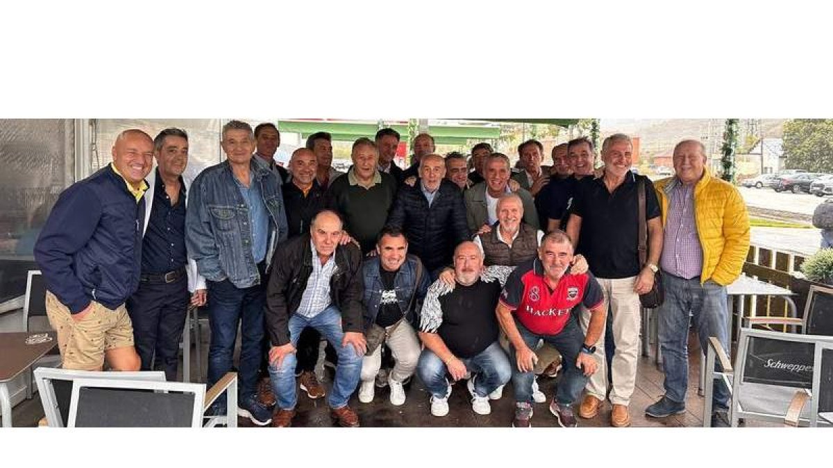 Los integrantes de la Hullera de las décadas de los años 80 y 90 se reunieron en el Restaurante Ezequiel de Villamanín. DL