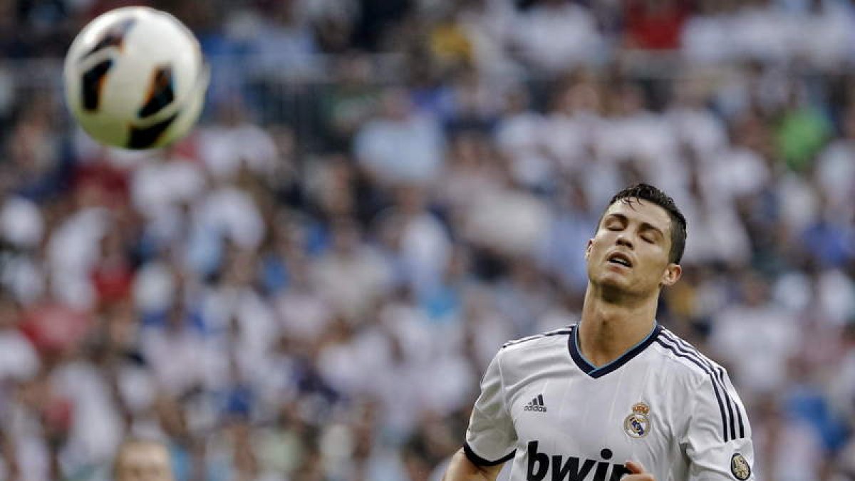 El delantero portugués del Real Madrid, Cristiano Ronaldo, no llega a la pelota durante el partido frente al Valencia.