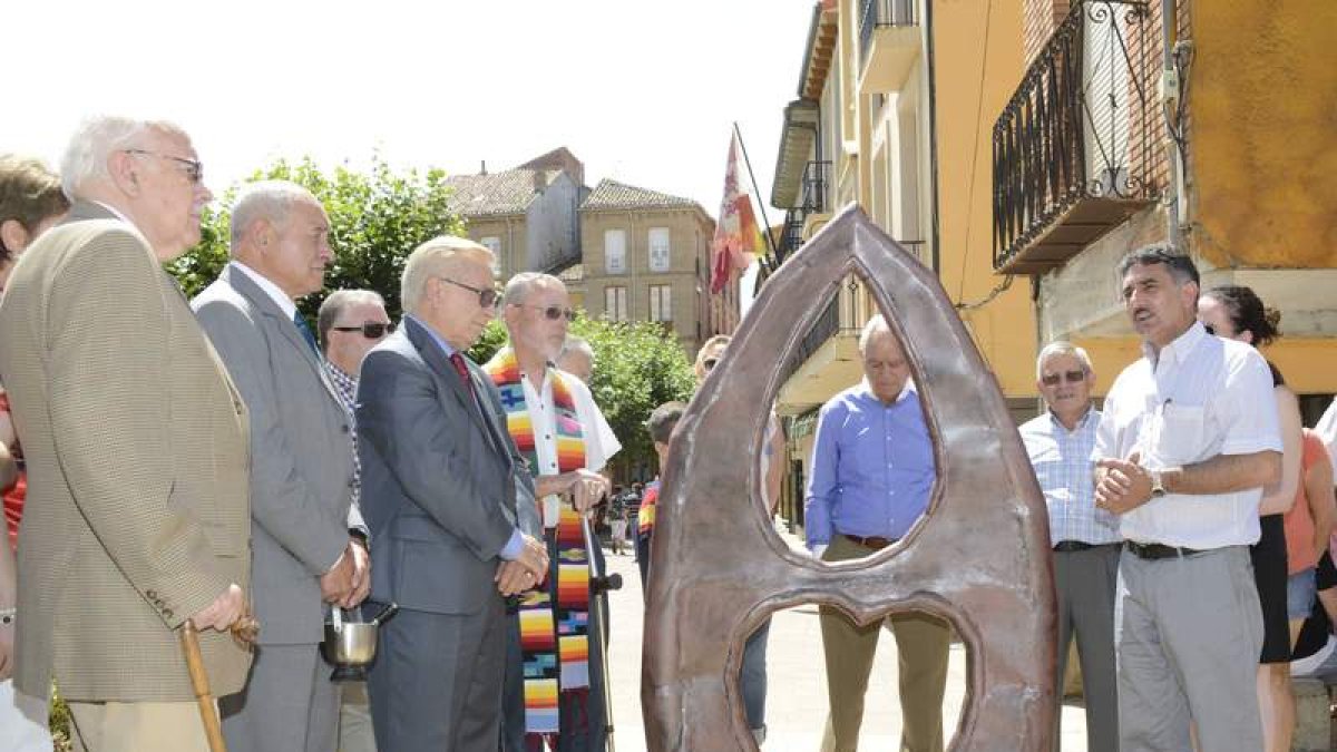 El alcalde, Emilio Redondo, a la derecha, inaugura el monolito a los donantes.