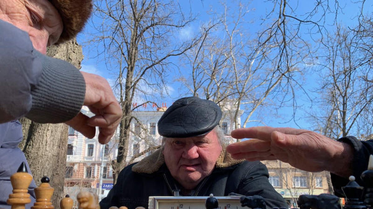 Andriy, Vladimir y Anatoliy juegan al ajedrez en un parque de Odesa. ISAAC J. MARTÍN