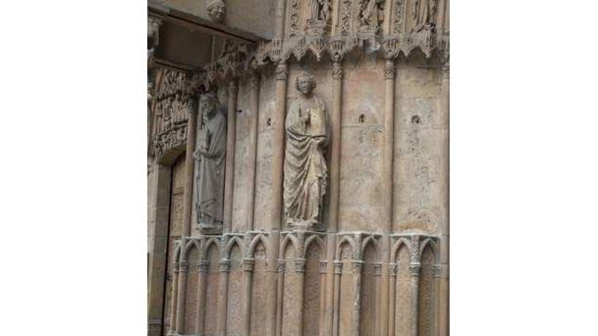 Fachada sin estatuas.