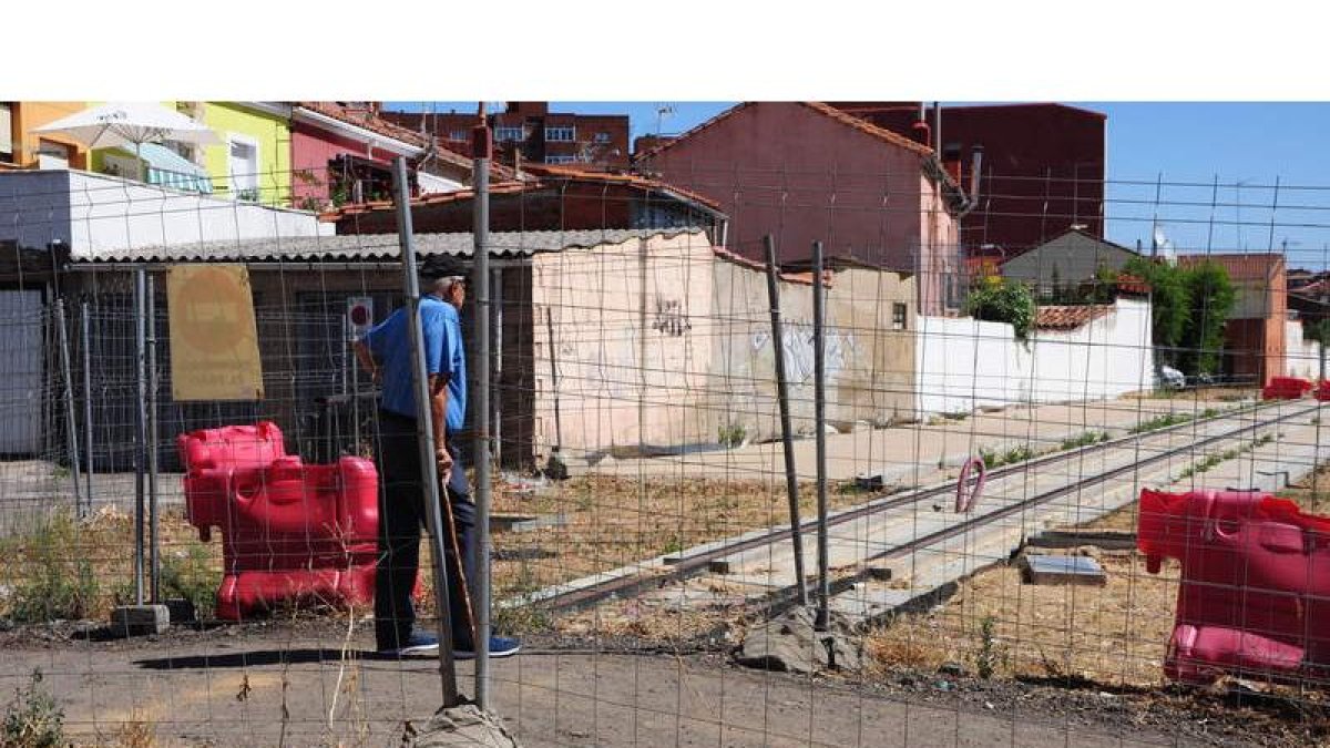 Frente de obra paralizado del ferrocarril de vía estrecha a su entrada a la capital leonesa. JAVIER SUÁREZ-QUIÑONES