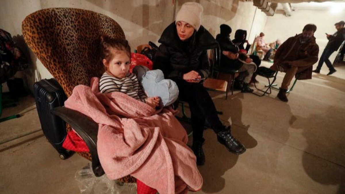 Ucranianos refugiados en el sótano de un colegio en Kiev ante la llegada de las tropas rusas a la capital ucraniana. SERGEY DOLZHENKO