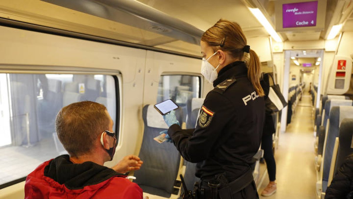 Control de la Policía Nacional en la estación de trenes de León. F. Otero Perandones.