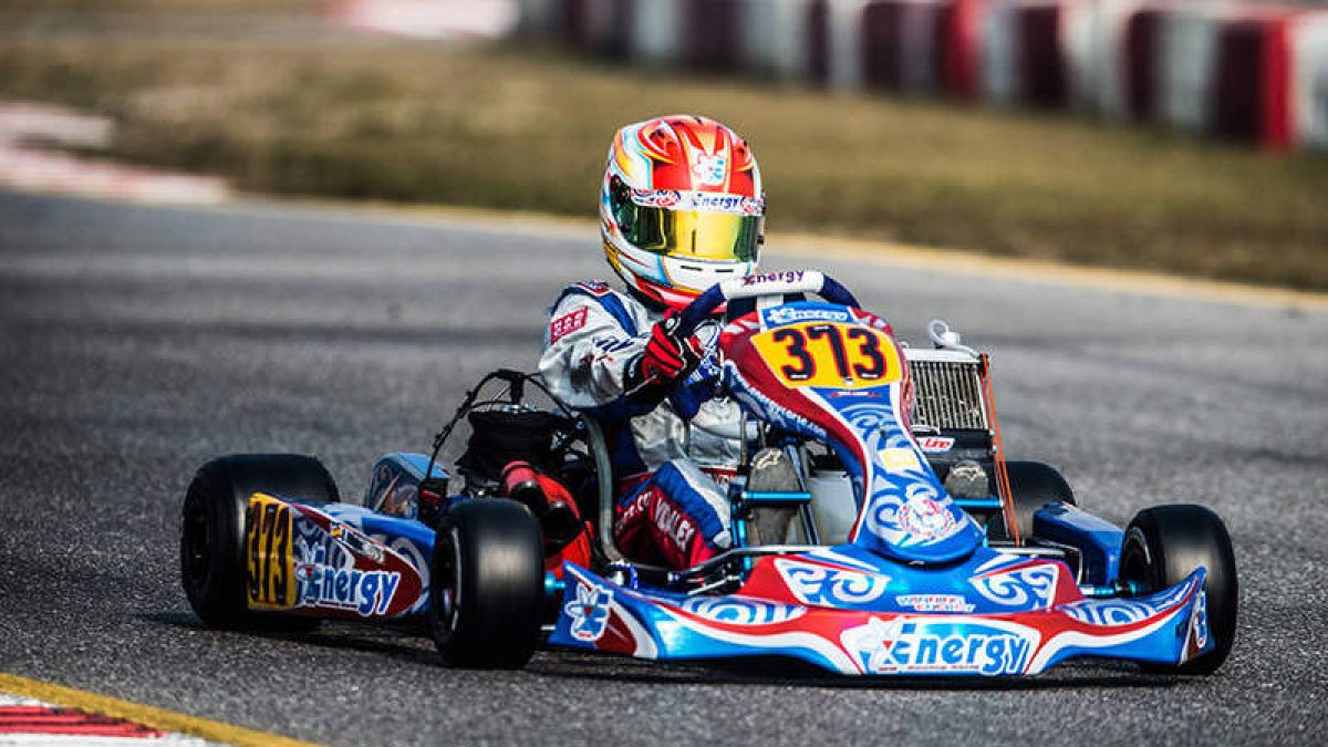 El joven piloto leonés volvió a mostrar sus dotes al volante en el circuito inglés de Grantham.