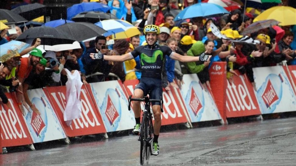 Jon Izagirre celebra su victoria de etapa en Morzine.