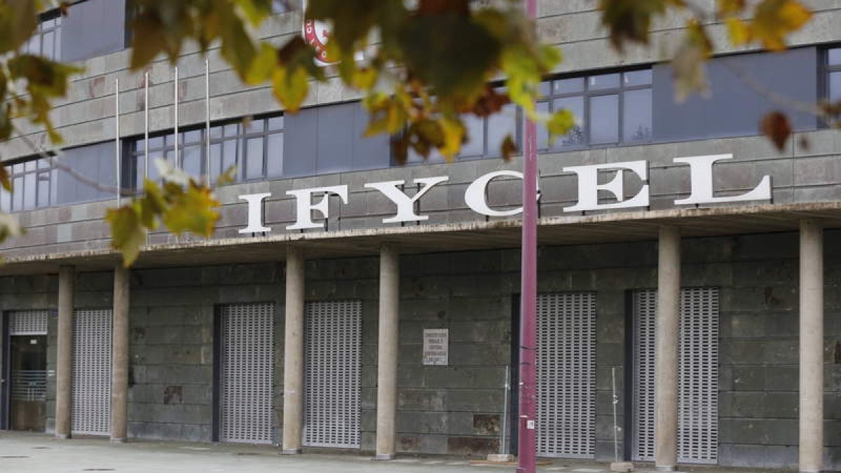 Las instalaciones del Ifycel están ubicadas en tres plantas bajo la grada de preferencia del estadio de fútbol.
