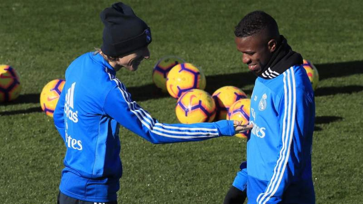 Modric y Vinicius, durante el entrenamiento que el equipo realizó en Valdebebas. FERNANDO ALVARADO