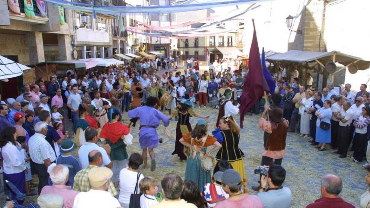 Los puestos del Mercado Medieval de Bembibre abrirán sus puertas al público mañana a partir de las seis de la tarde.