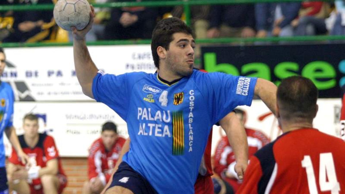El central asturiano Víctor Álvarez durante su etapa como jugador del Altea.