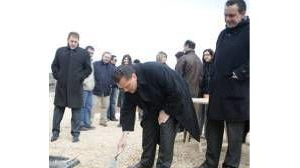 Amilivia coloca la primera piedra del proyecto acompañado por Saurina
