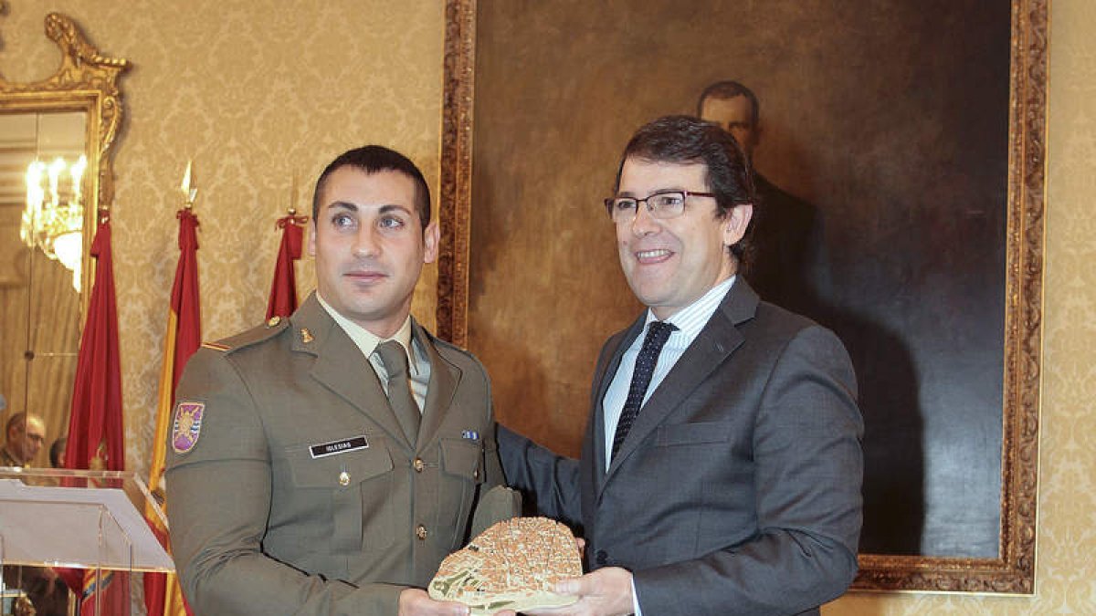 Juan José Iglesias y Alfonso Fernández Mañueco, ayer, en el Ayuntamiento de Salamanca.