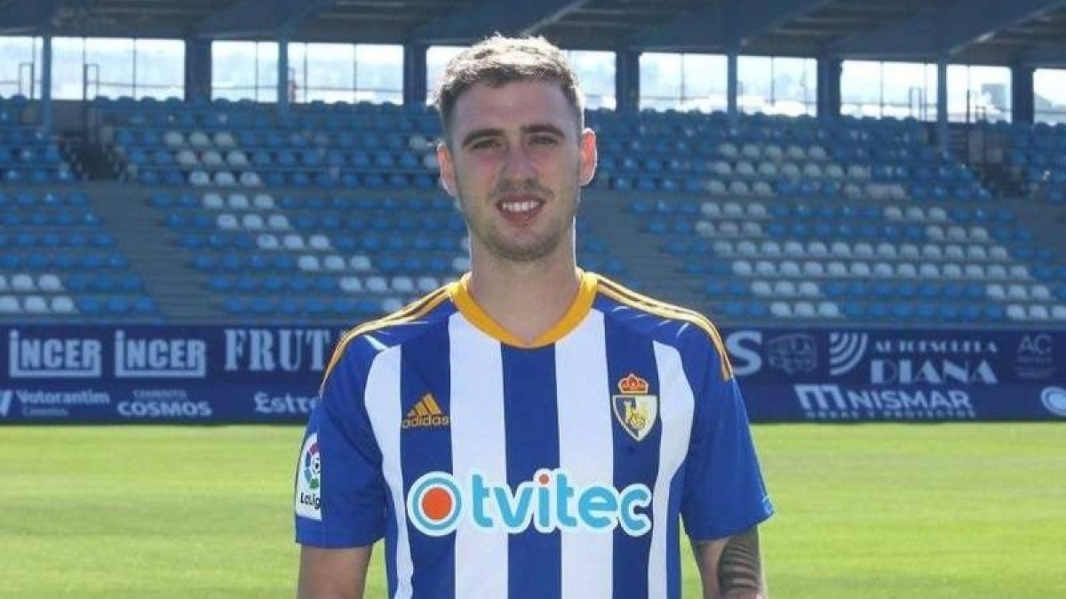 Adrián Diéguez durante su presentación en el estadio El Toralín. TWITTER SDP