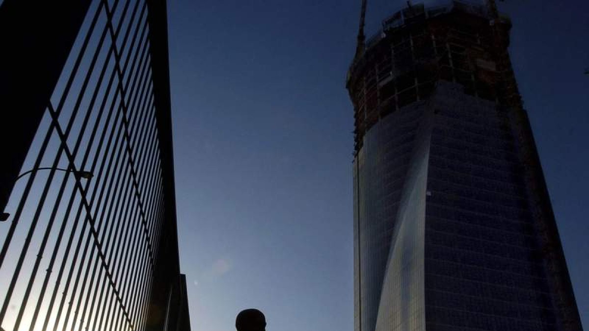 Un hombre contempla dos edificios de Madrid