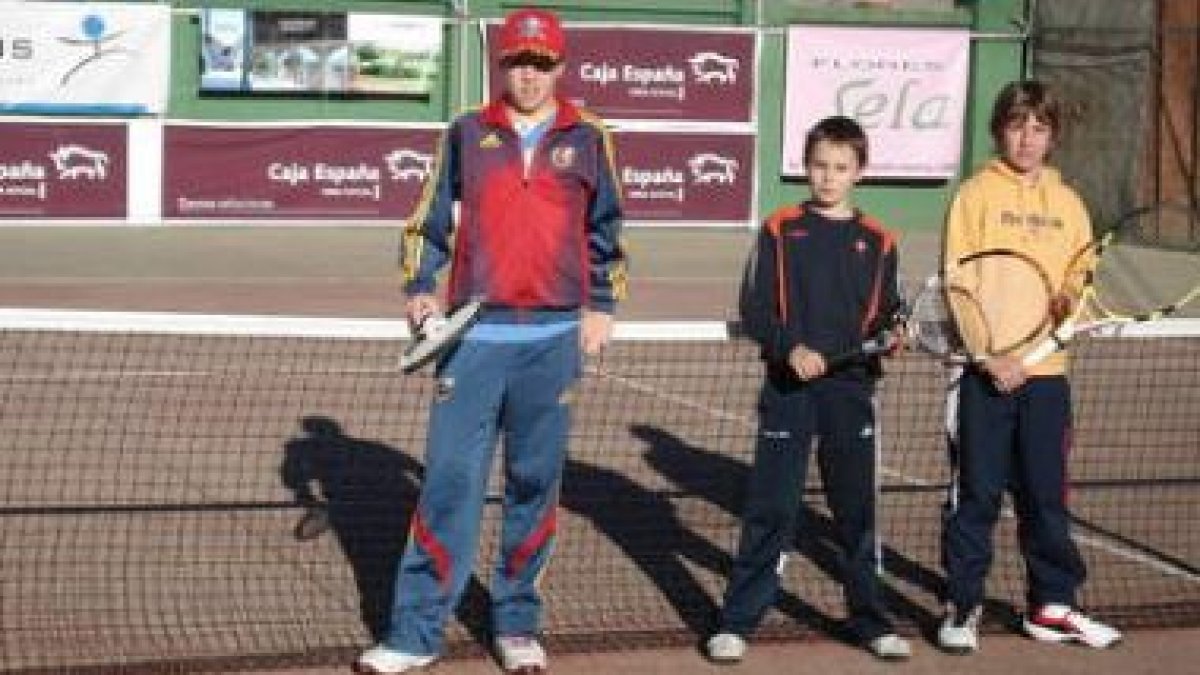 El alcalde y la concejala de Deportes sonríen ante la exhibición de las gimnastas del Club Ritmo