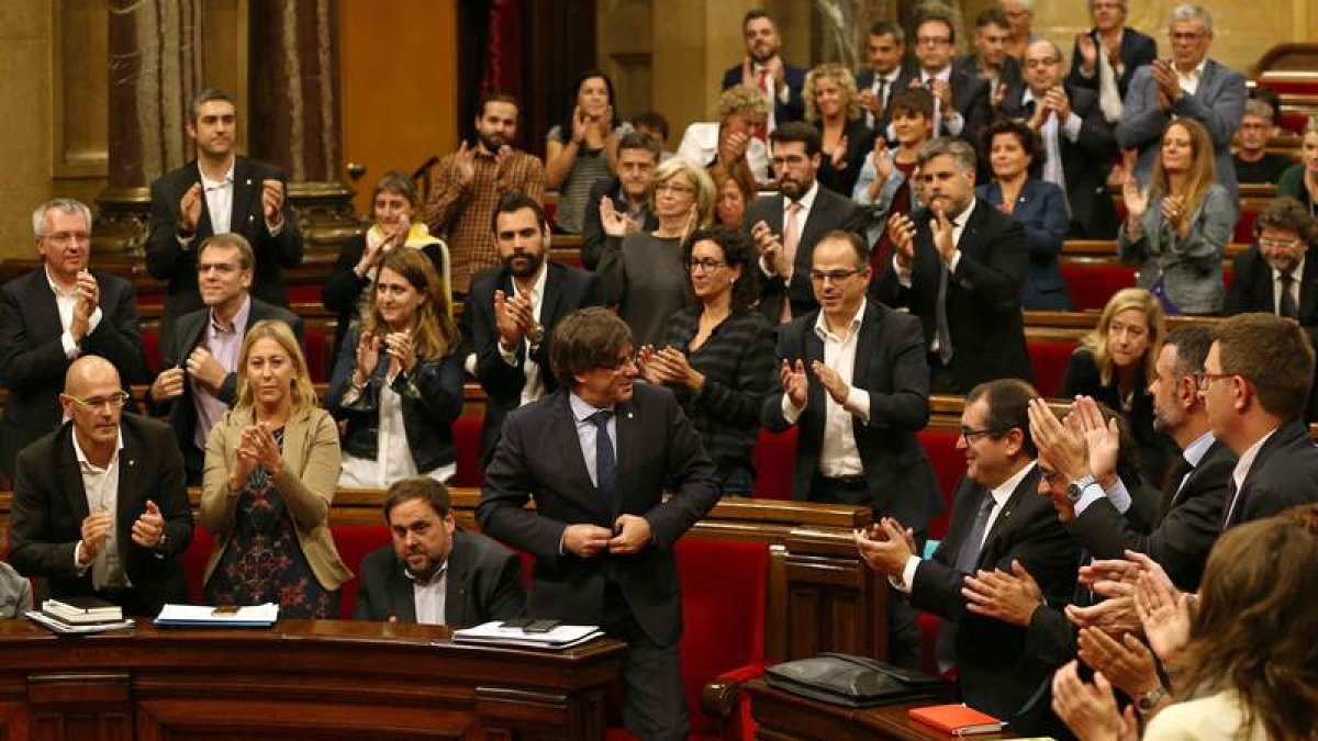 El presidente de la Generalitat, Carles Puigdemont, tras superar la cuestión de confianza. TONI ALBIR