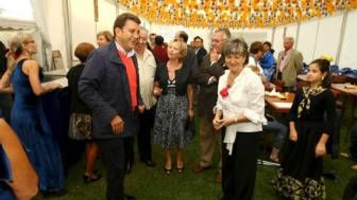 El alcalde acudió ayer a la carpa de la Casa de Andalucía en la avenida de la Libertad