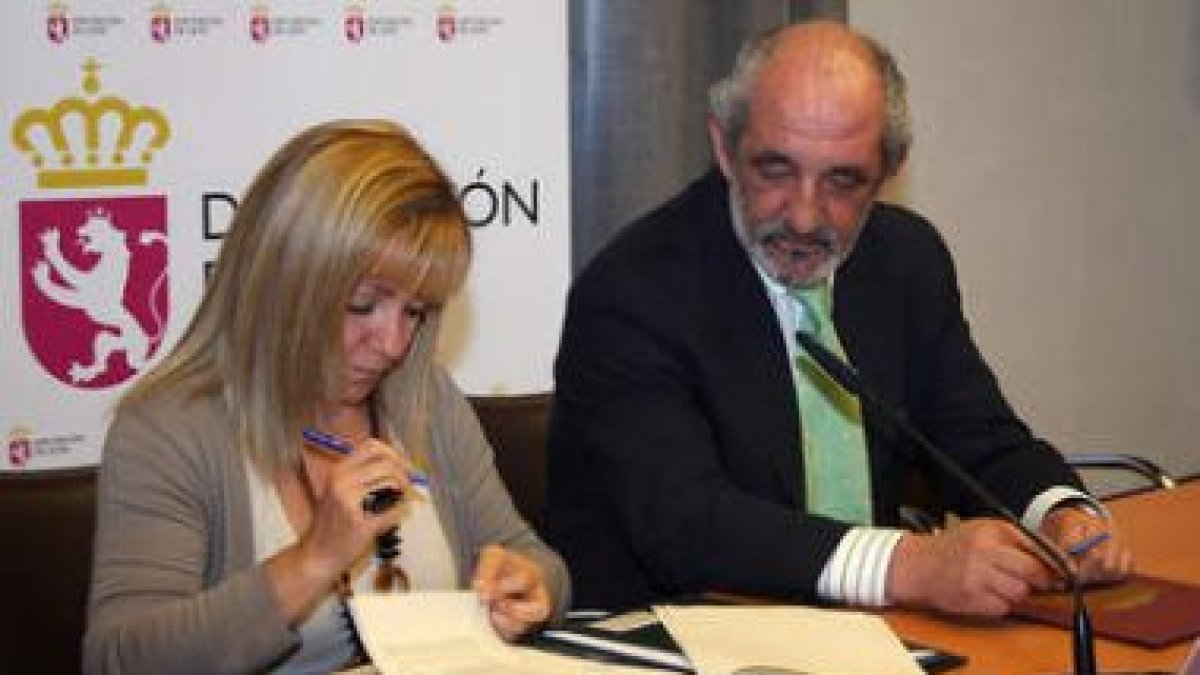 Isabel Carrasco y Santos Llamas durante la firma del convenio de colaboración