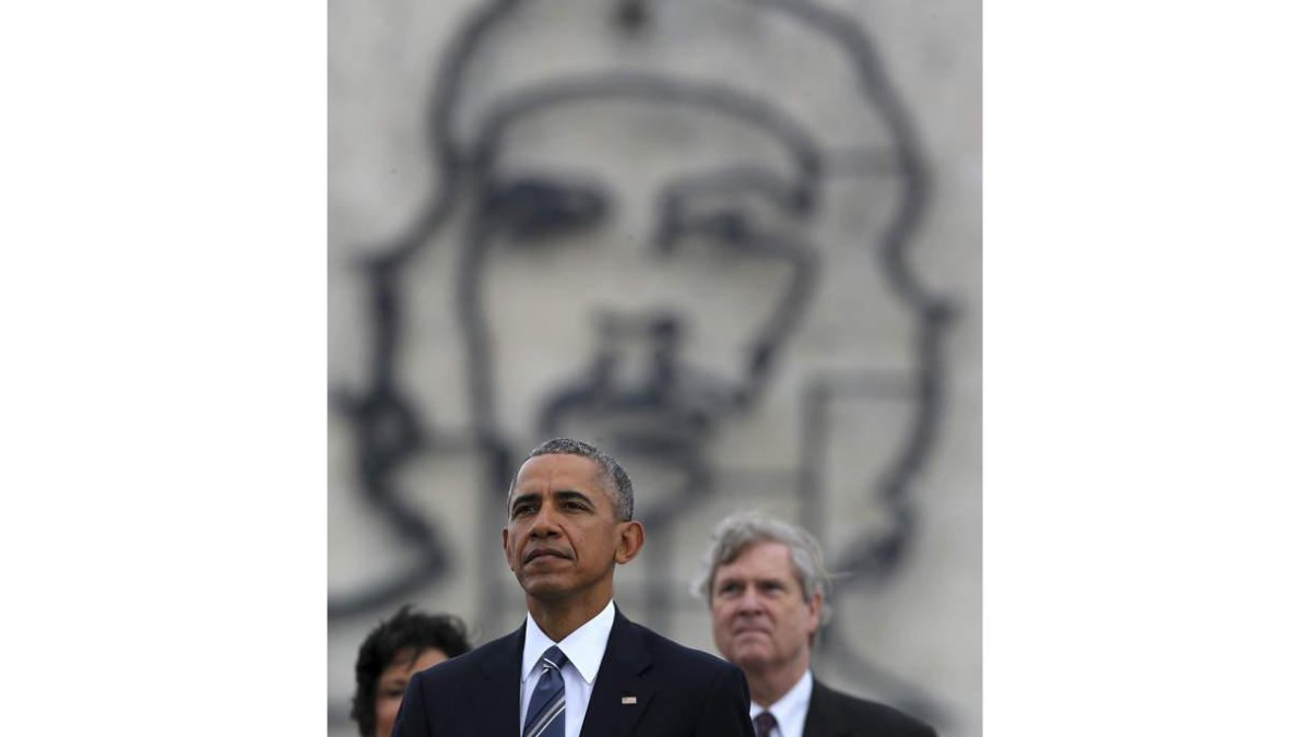 Obama, en la ofrenda floral a José Martí. La familia Obama a su llegada a La Habana.