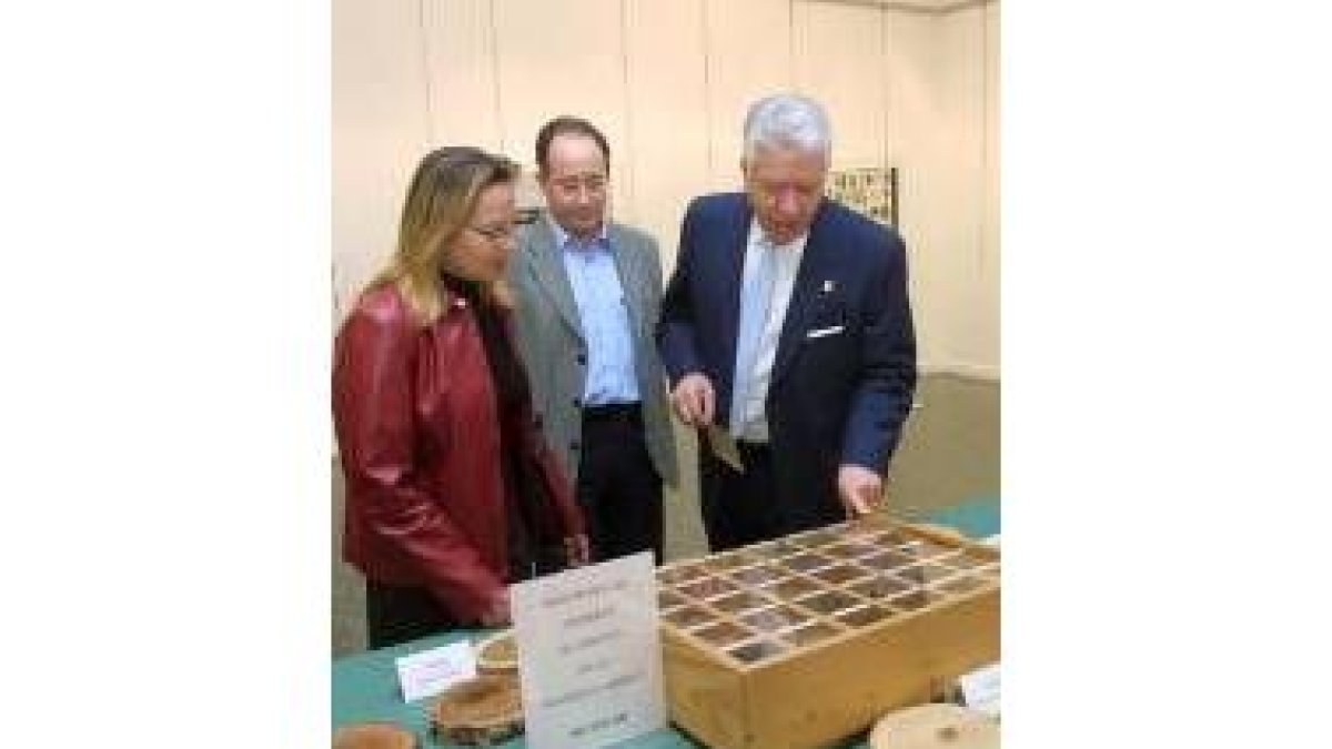 Rodríguez, muestra a dos ediles del PSOE unos frutos