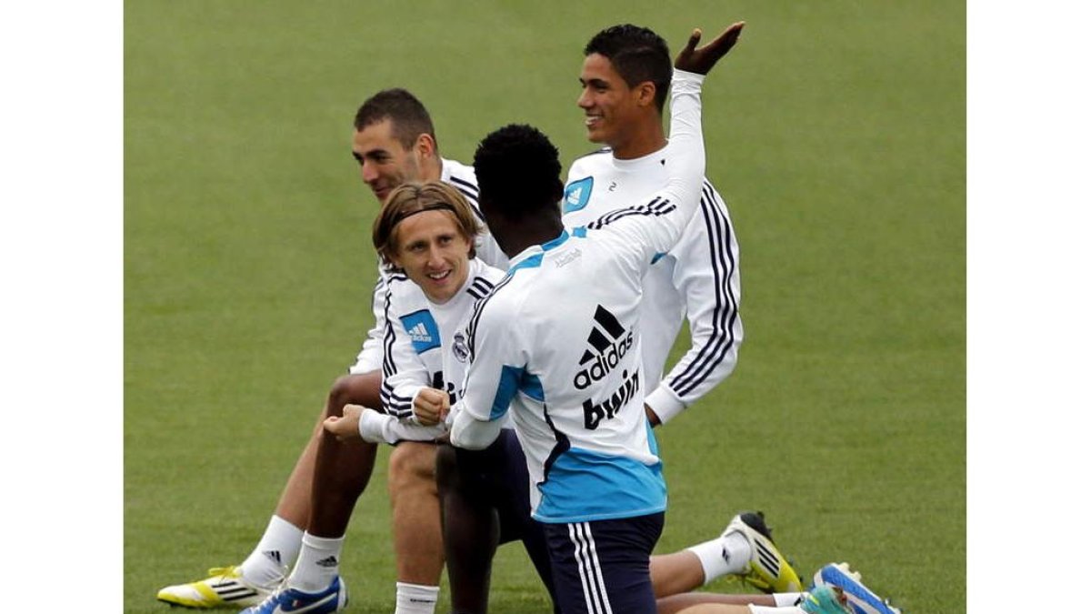 Varane, en el centro a la derecha, tendrá continuidad.