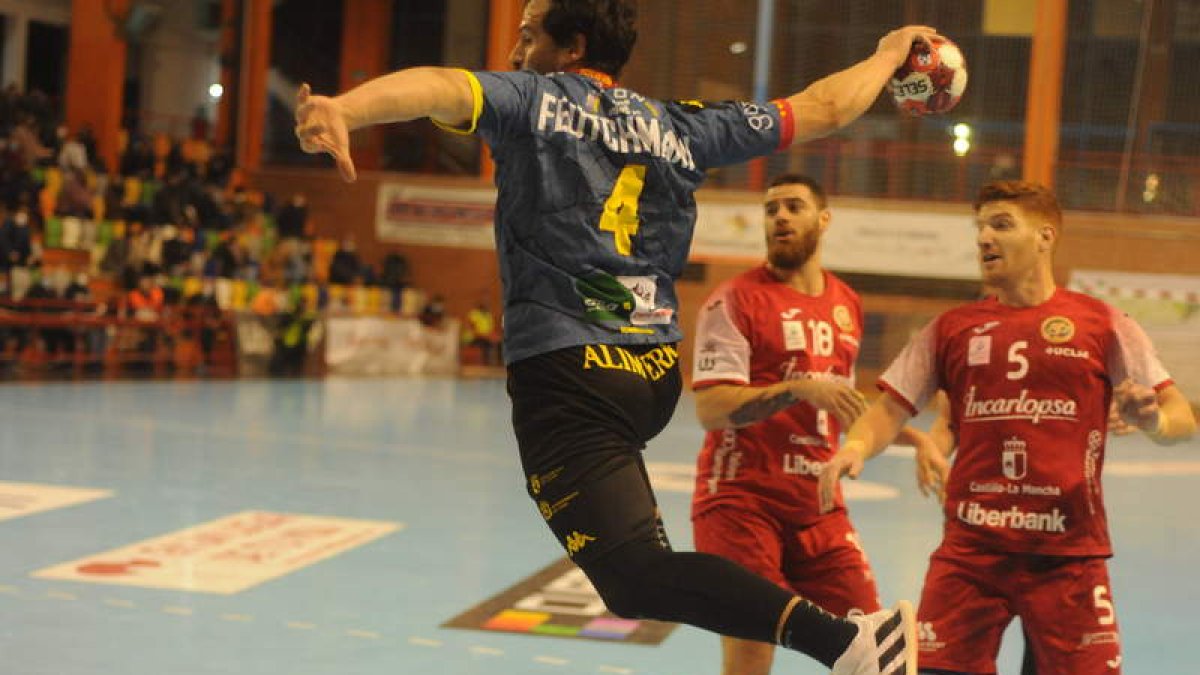 Erwin Feutchmann, que jugó casi todo el partido, fue una amenaza constante para el Cuenca en ataque y blindó bien la defensa leonesa. CARLOS GARCÍA
