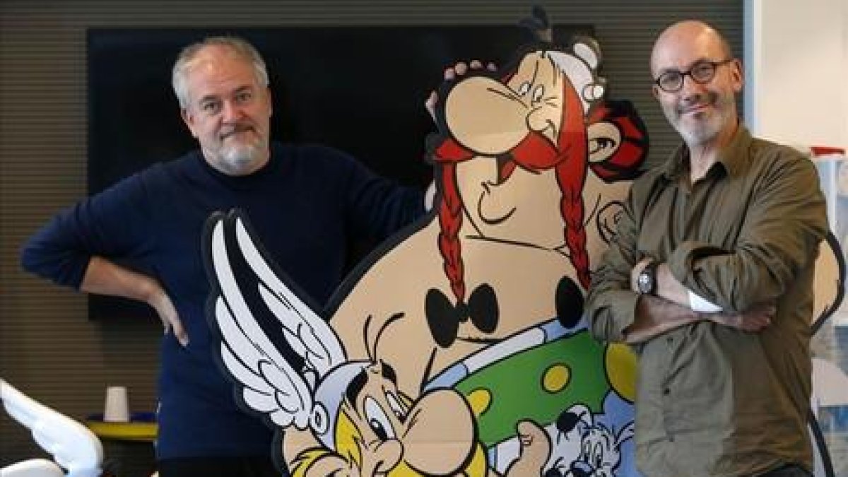 Jean-Yves Ferri (derecha) y Didier Conrad, los autores de Página de 'El papiro del César', nuevo álbum de Astérix.