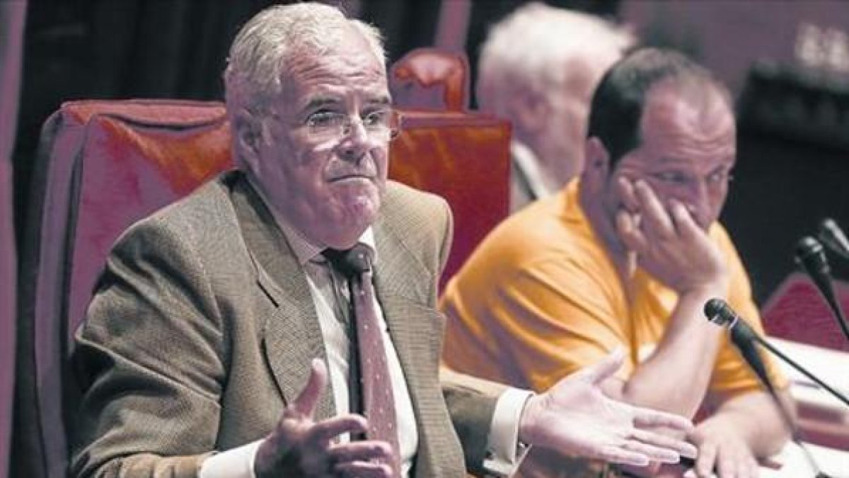 El fiscal superior de Cataluña, José María Romero de Tejada, en su comparecencia ante la comisión Pujol. / JULIO CARBÓ