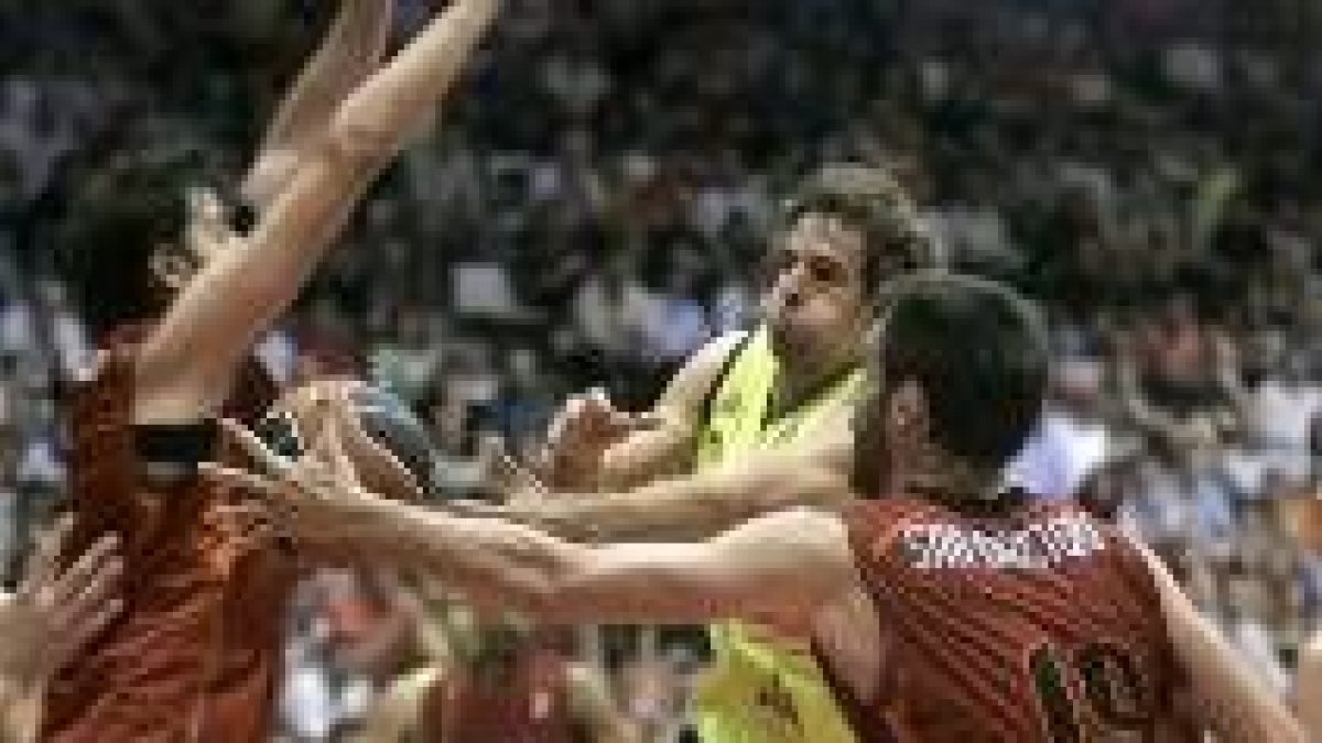 Grimau intenta pasar el balón presionado por Bagaric y San Emeterio