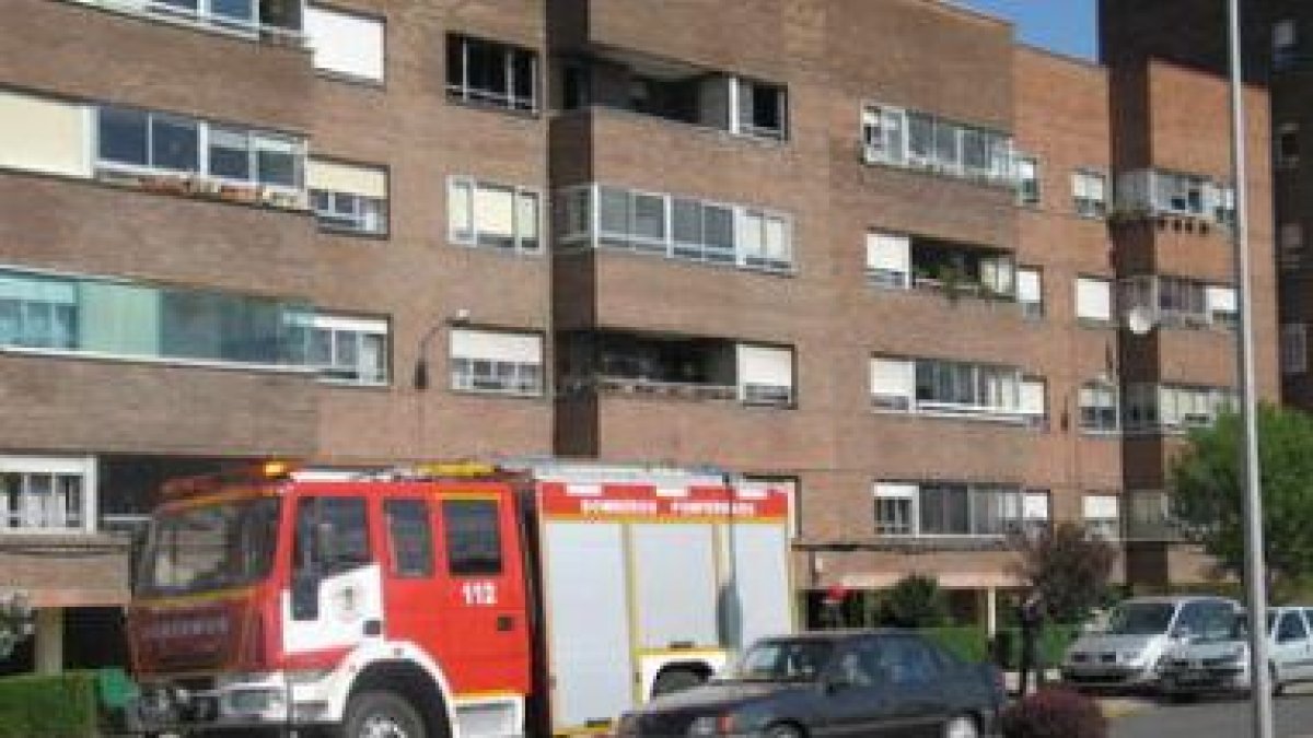 El fuego afectó al cuarto piso del número 23 de la avenida de La Libertad, junto al ambulatorio de P