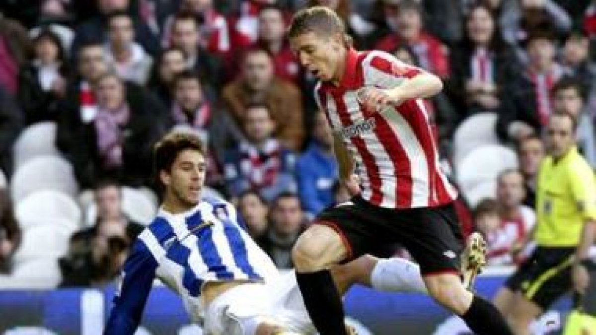 El delantero del Athletic Iker Muniain sobrepasa al defensa Dídac Vilá, del Espanyol.