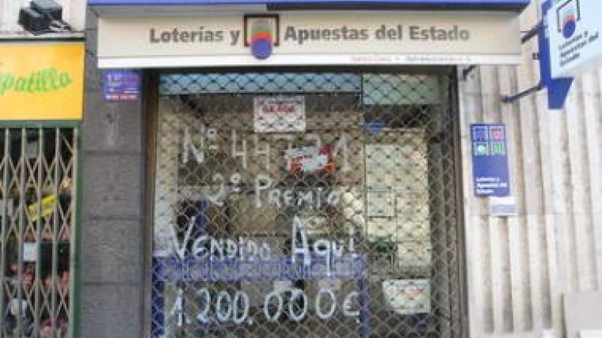 Una vez conocida la suerte, las loteras rotularon en el escaparate el número del premio repartido