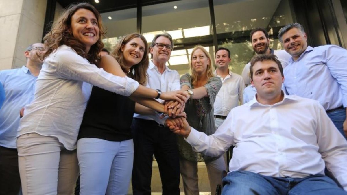 Mercè Conesa, Marta Pascal, Artur Mas, Neus Munté, David Bonvehí y otros miembros de la cúpula del PDC, tras las elecciones internas.