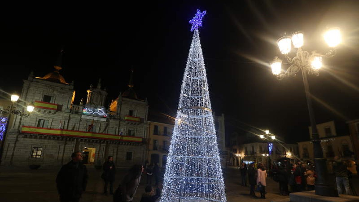 En la noche de ayer viernes se procedió al encendido de la iluminación navideña.
