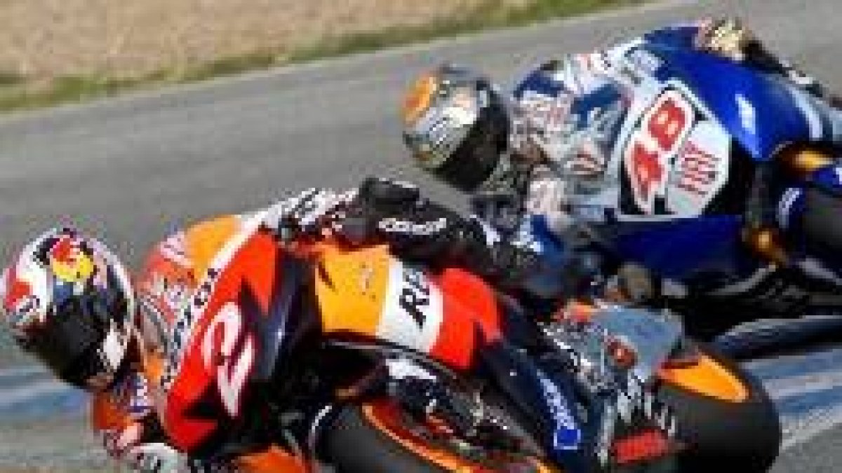 Dani Pedrosa y Jorge Lorenzo pugnan en el circuito de Jerez