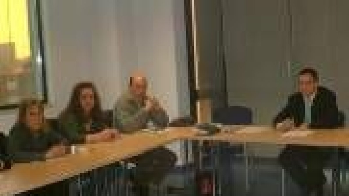 José María López Benito junto a algunos miembros de las asociaciones de vecinos durante la reunión