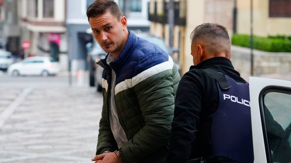 El acusado, a su llegada a la Audiencia. CARLOS CAMPILLO/ICAL