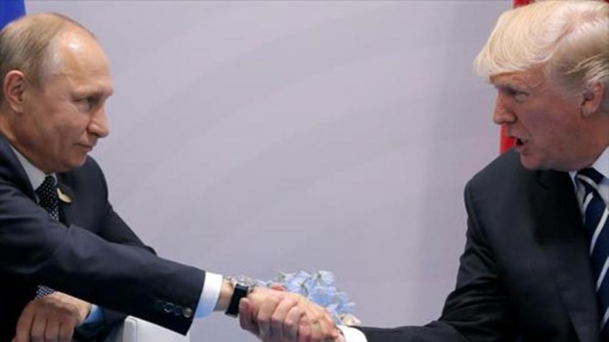 Putin y Trump se dan la mano en su reunión del día 7, en el marco de la cumbre del G-20.