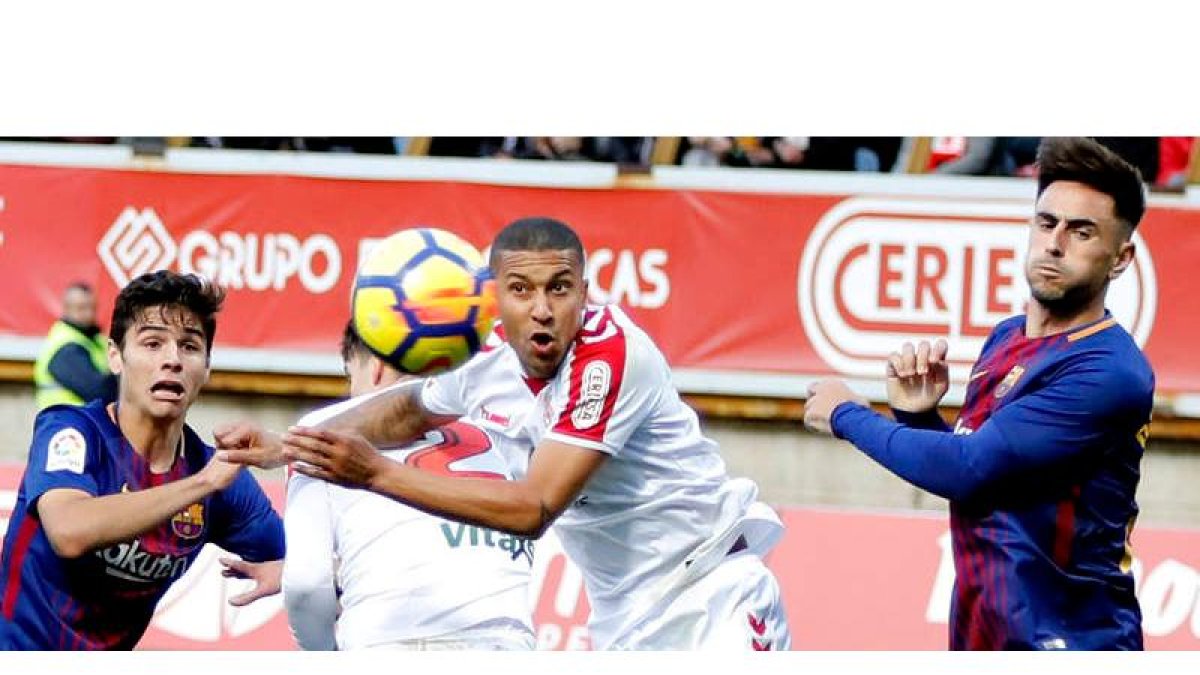 Gianni Zuiverloon, que cumplirá un partido de castigo ante el Alcorcón, durante el Cultural-Barça B disputado en el Reino. MARCIANO