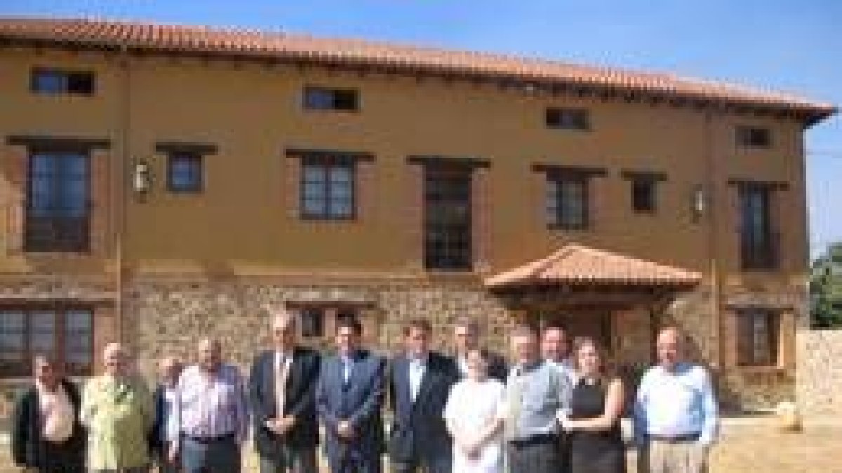 Las autoridades posaron para una foto de familia ante la casa