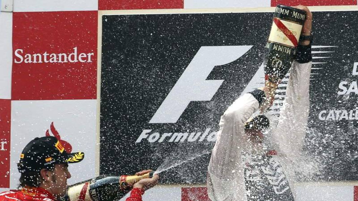 Pastor Maldonado celebra su victoria en el podio junto a Fernando Alonso, segundo clasificado.