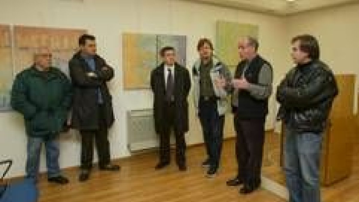 El artista Ladislau Bartha (segundo por la derecha) en la apertura de la muestra