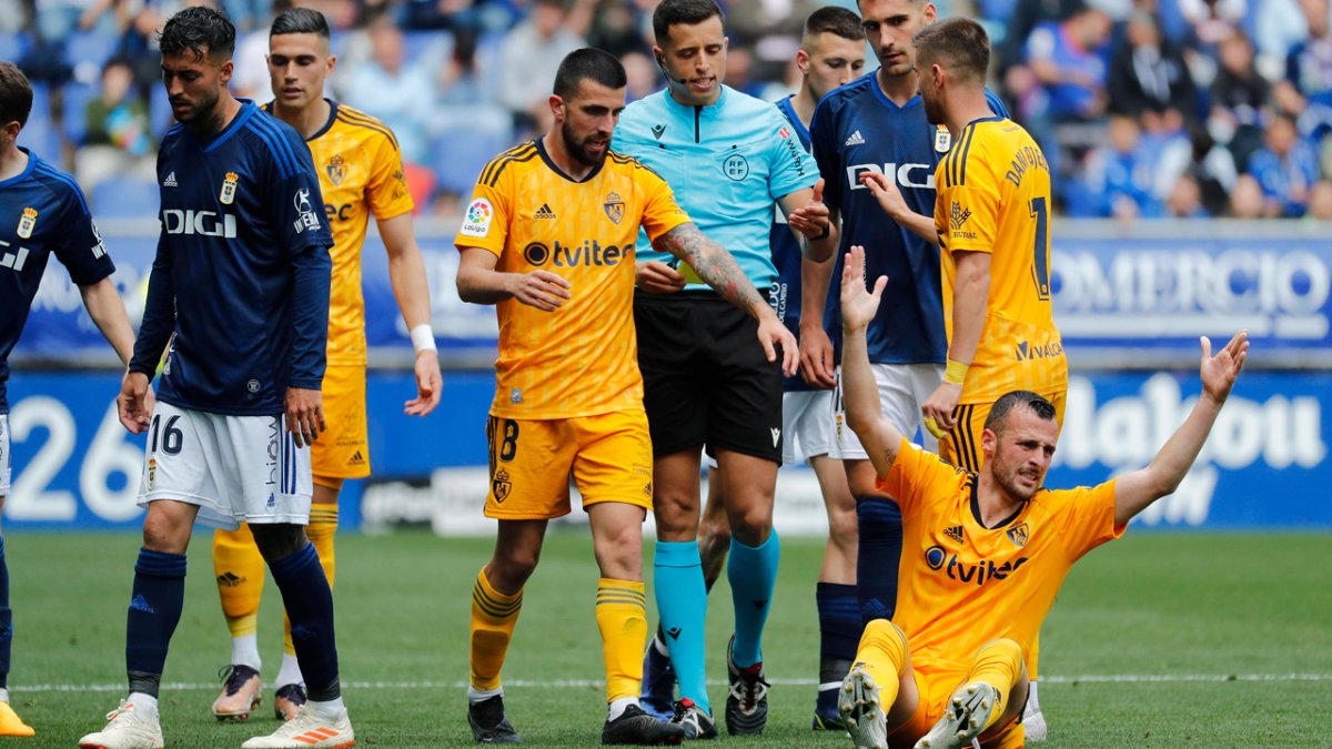 Ojeda y Agus Medina, junto a Ale Díez, objeto de una falta. DE LA MATA